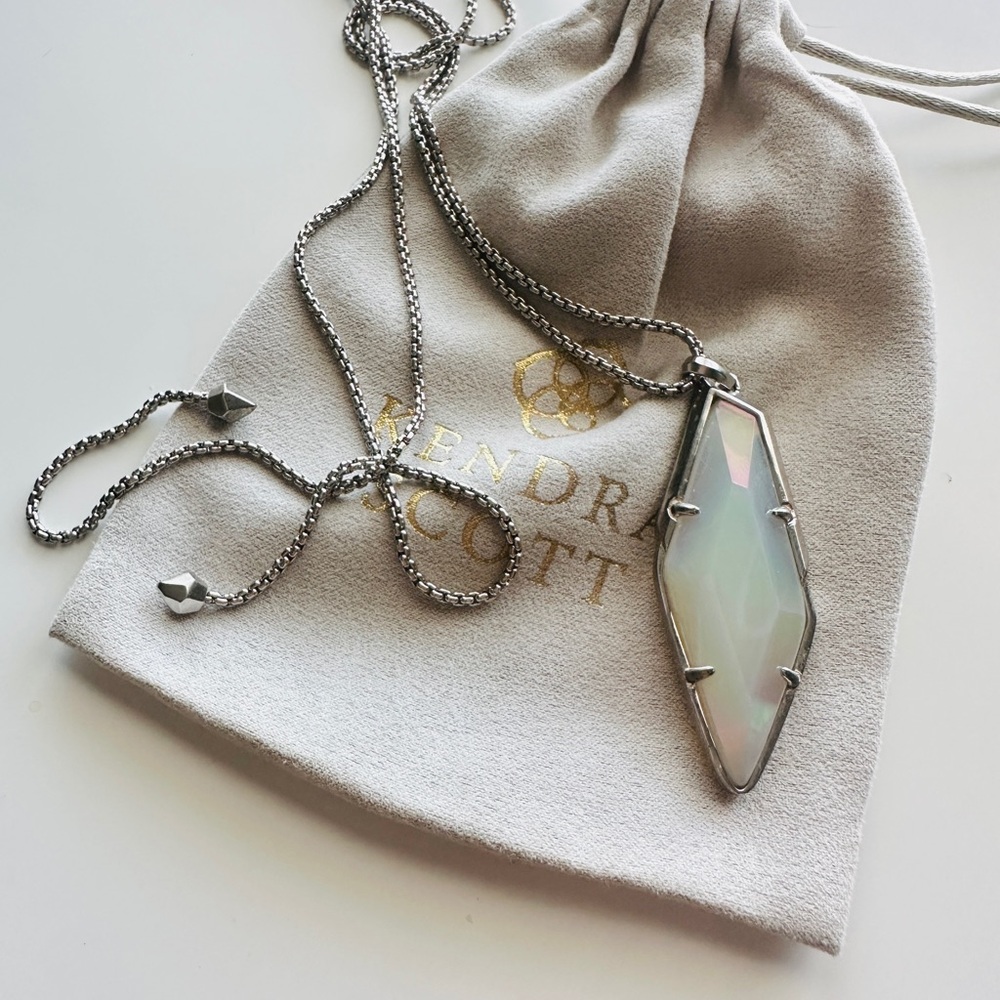 KENDRA SCOTT Beatrice White Iridescent Necklace